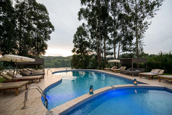 Crater Safari Lodge: Liegestühle am Pool