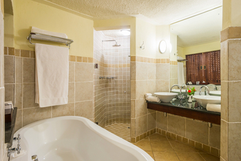 David Livingstone Safari Lodge: Dusche und Waschtisch