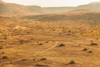 Etendeka Mountain Camp Etendeka Mountain Camp: Senke zwischen Tafelbergen