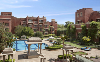 ITC Rajputana Hotel: Innenhof mit Garten und Pool