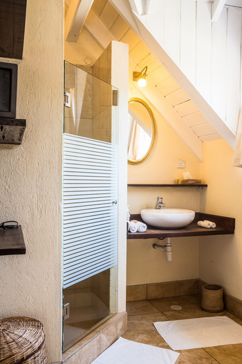 Karen Gables: Dusche und Waschbecken