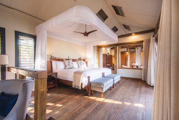 Kwara Camp Kwara Camp: Gästezelt mit Bett und Bad