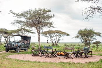 Legendary Nyasi Tented Camp: Geländefahrzeug am Lagerfeuer