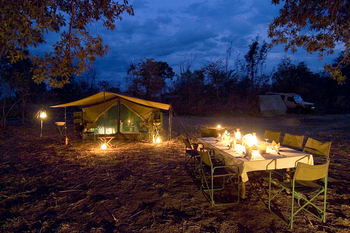 Luangwa Bush Camping Luangwa Bush Camping: Zelt und Esstisch