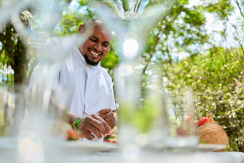 Mkomazi Wilderness Retreat: Lachender Koch arrangiert kulinarische Busch-Köstlichkeiten