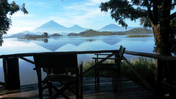 Mutanda Lake Resort: Seeterrasse