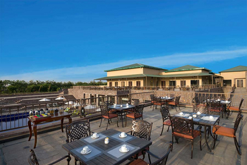 Sawai Vilas: Restaurantterrasse