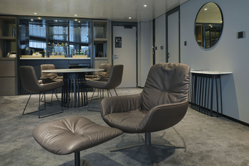 Scenic Eclipse II Grand Panorama Suite: Ledersessel mit Ottomane in Lounge