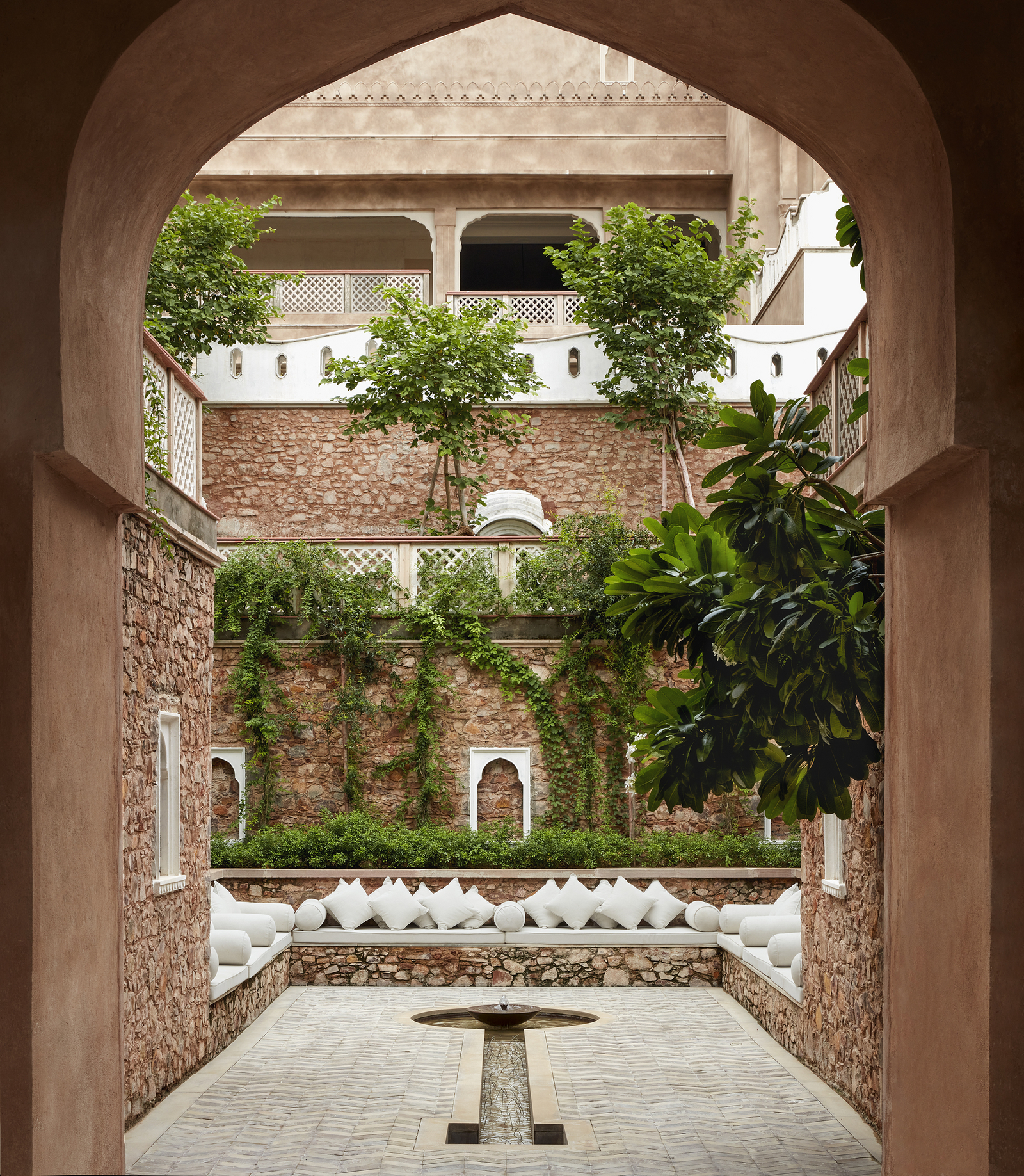 Six Senses Fort Barwara Six Senses Fort Barwara: Garten mit Wasserspielen und Sunken Lou