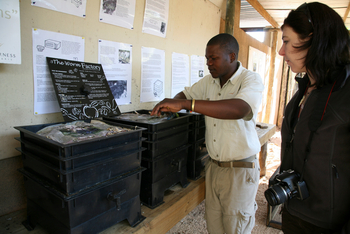 Toka Leya Camp Toka Leya Camp: Würmer züchten