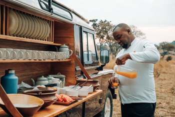 Wayo Serengeti Green Camp: Fruchtsaft einschenken