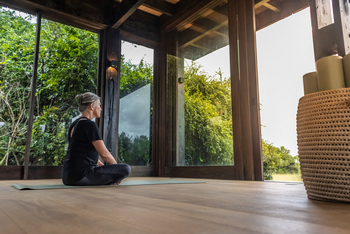 andBeyond Phinda Forest Lodge: Yoga im Wellness-Pavillon mit Buschblick