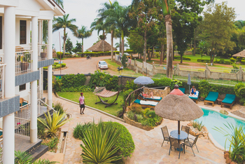 2 Friends Beach Hotel: Swimming Pool mit Liegestühlen