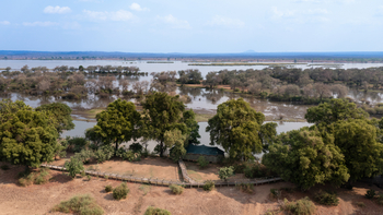 Amanzi Camp: Steg entlang des Ufers