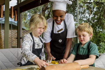 Angama Mara: Kinder backen Kekse mit Mitarbeiterin