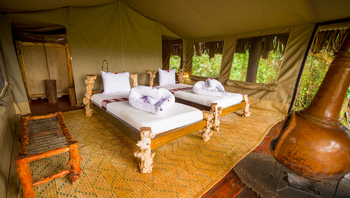 Crater Forest Tented Camp: Safari-Schlafzimmer mit Holzbetten und Schnitzarbeiten