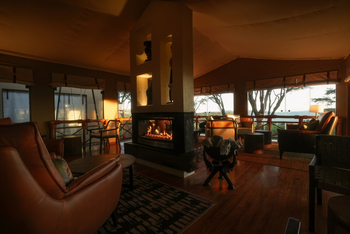Craters Edge: Lounge mit Kamin
