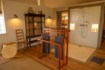 Elewana Lodo Springs: Offene Dusche mit indirekter Beleuchtung