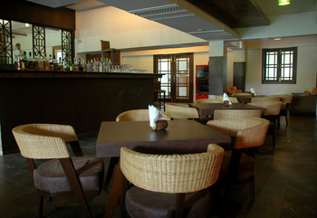 IORA The Retreat: Bar