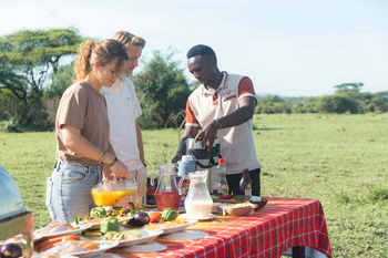 Ikoma Tented Camp: Gäste beim Frühstück unter afrikanischer Sonne