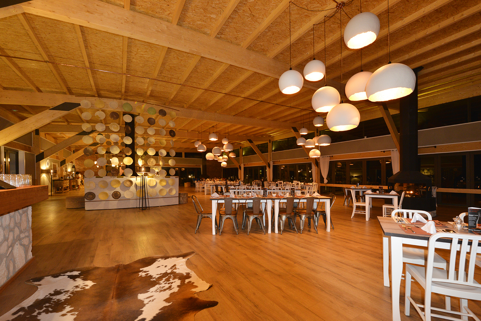 Kalahari Anib Lodge Kalahari Anib Lodge: Restaurant und Bar am Abend