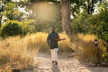 Kokoko Camp: Mitarbeiter bringt Speisen