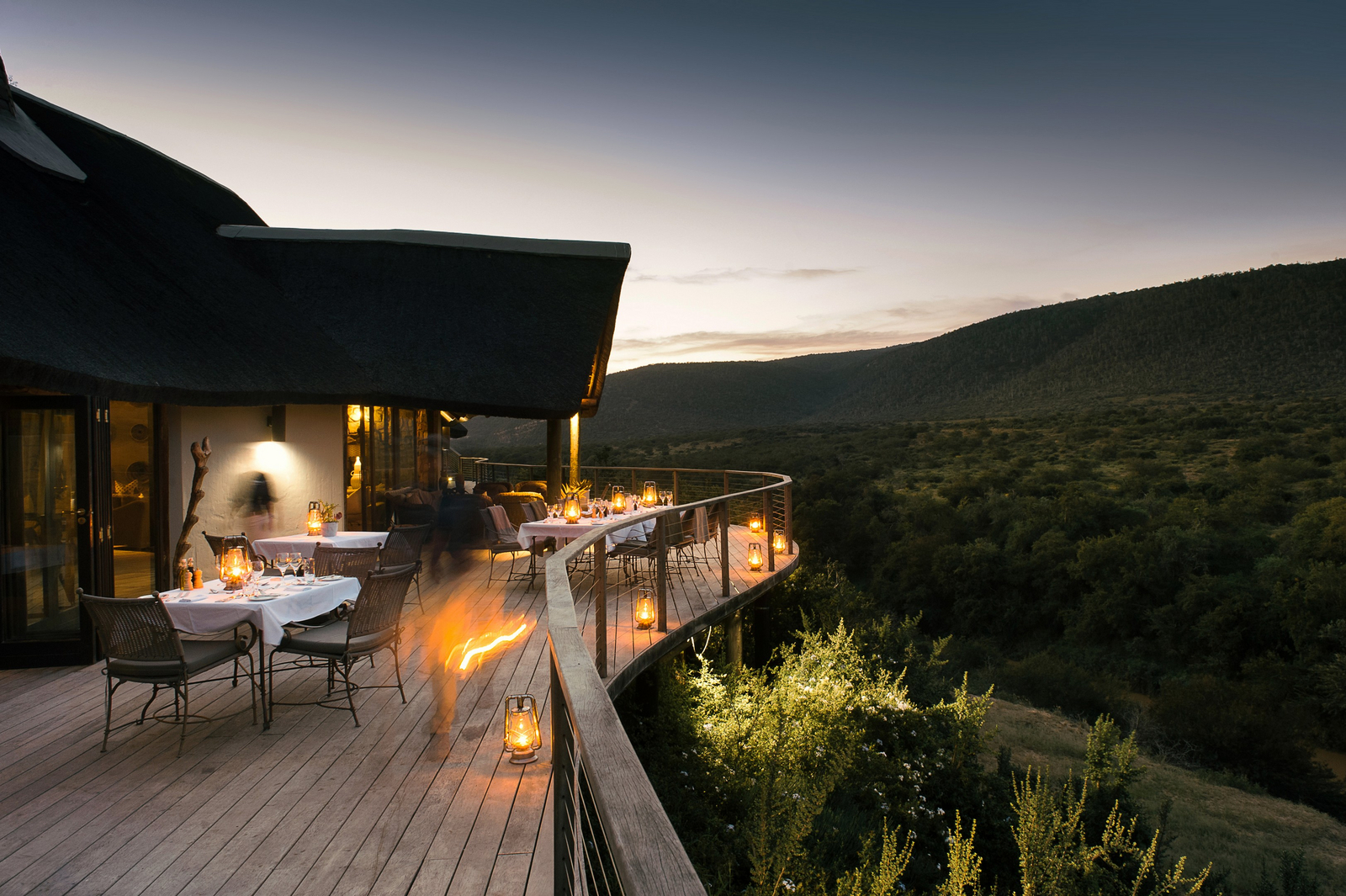 Kwandwe Great Fish River Lodge Kwandwe Great Fish River Lodge: Hauptdeck mit Esstischen