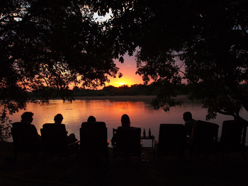 Luambe Camp: Sundowner am Fluss