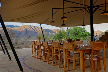 Mkomazi Wilderness Retreat: Langer Esstisch unter Leinwanddach, Goldene Stunde
