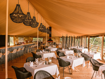Serengeti Bushtops: Restaurant