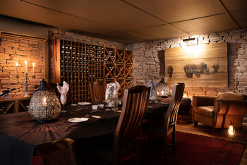 Tembo Plains Camp: Weinregal