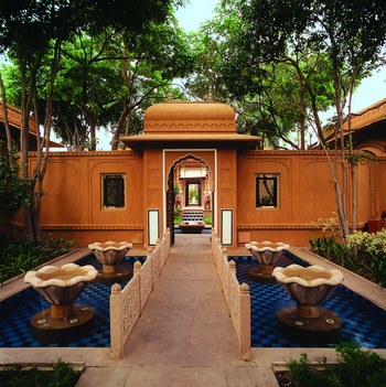 The Oberoi Rajvilas: Brücke zu einem Innenhof