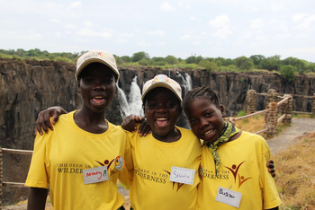 Toka Leya Camp Toka Leya Camp: Gruppenbild vor Wasserfall
