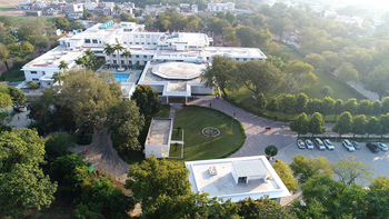 Chandela: Eingang und Außenansichten