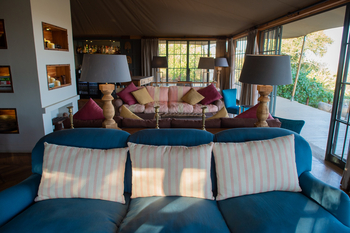 Elewana Lodo Springs: Sofa mit Zierkissen