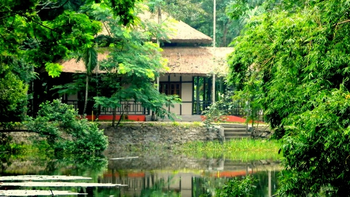 Infinity Resort Kaziranga: Teich vor dem Hauptgebäude