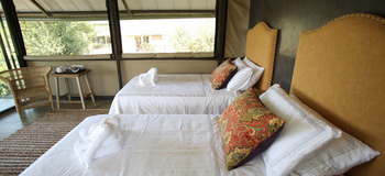 Kavinga Safari Camp: Betten mit Kissen