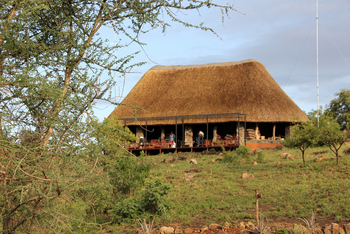 Kidepo Savannah Lodge: Hauptgebäiude mit Reetdach