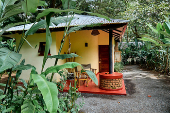 Moivaro Lodge: Holzstühle auf Veranda im Tageslicht