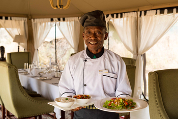 Ole Serai Camp Moru Kopjes: Mitarbeiter mit Speisen