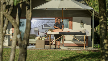 Savanna Lodge: Gast genießt Massage auf Safari-Veranda
