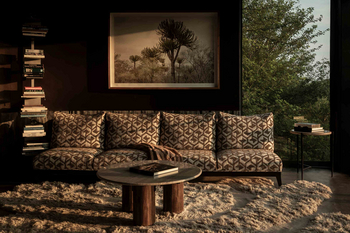 Singita Lebombo Lodge: Sonnendurchflutete Wohnlounge mit Bücherregal
