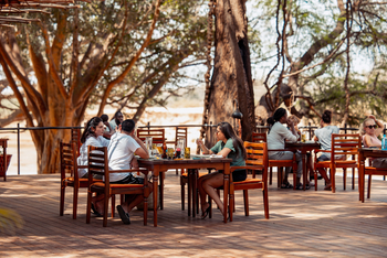 Soroi Larsens Tented Camp: Gäste beim Lunch