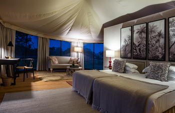 The River Camp: Zwillingsbetten unter Canvas mit Abendlicht