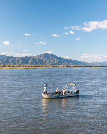 Time + Tide Chongwe Camp: Angler auf dem Sambesi