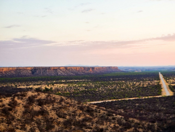 Ugab Terrace Lodge: Straße durch die Landschaft