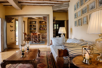 Alfajiri Villas Alfajiri Villas: Lounge und Essbereich Cliff Villa