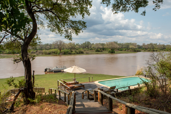 Amanzi Camp: Pool am Fluss
