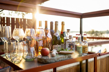 Anantara Tented Camp Kafue River: Sundowner Barwagen voller edler Spirituosen