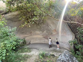 Big Cave Camp Big Cave Camp: Guide mit Besucherin